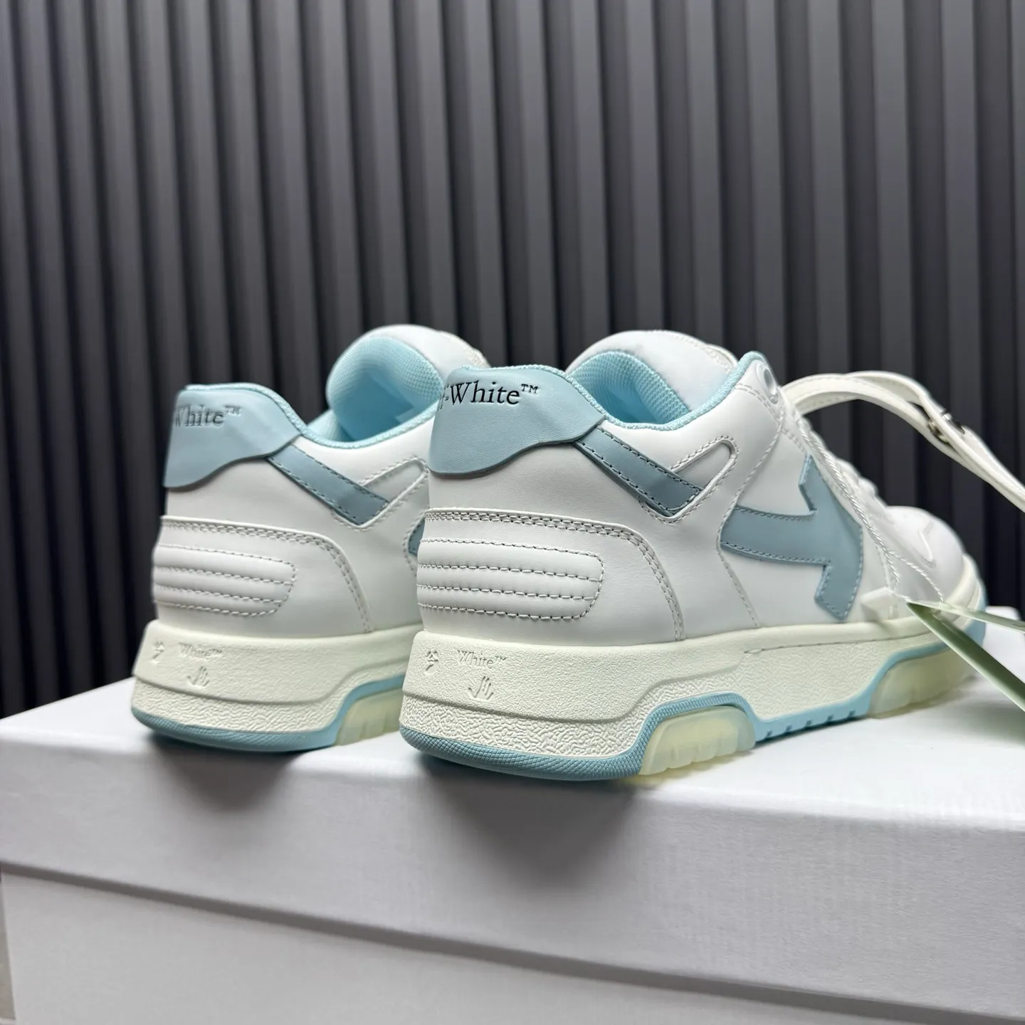 【off- white】P: 620💰Couple model👫, Size: 35-44 (Customized for men 38.45.46) High-quality version👊 "Out of office" series original molding, original lasting, production process 1:1 Original ➰OFF GRAY WHITE OW ➰ First-layer cowhide Imported skin-friendly and environmentally friendly polyester mesh Original molding high elastic and environmentally friendly molding pad Made with the original lasting process. The original molded rubber outsole (never yellows and deforms) has a super correct shape, bright color and strong three-dimensional effect👍. Packaging💯Full set of packaging synchronized with the official website (branded paper, certificate of quality, branded cloth bag)
